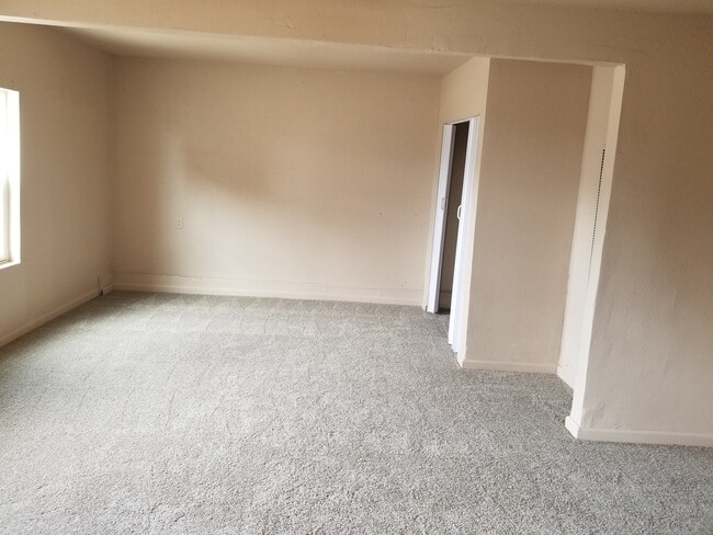 Building Photo - 3 Bedroom 1 Bathroom Home in San Diego