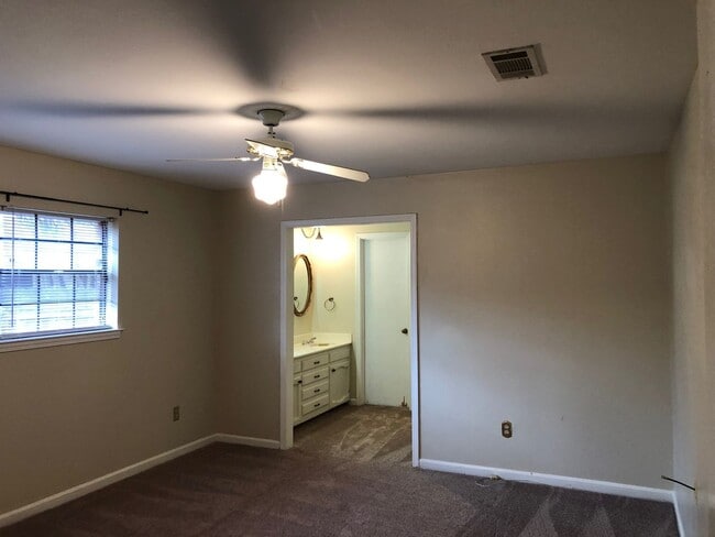 Building Photo - 1333 Oakdale Dr