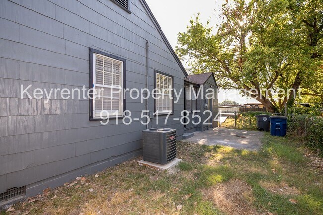Building Photo - 1502 N Columbia Ave