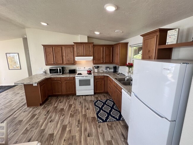 Building Photo - FULLY FURNISHED 2bed 1.5 bath HOME Waterfront