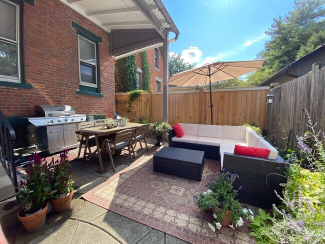 Building Photo - 2 bedroom, 2.5 bathroom brick townhouse