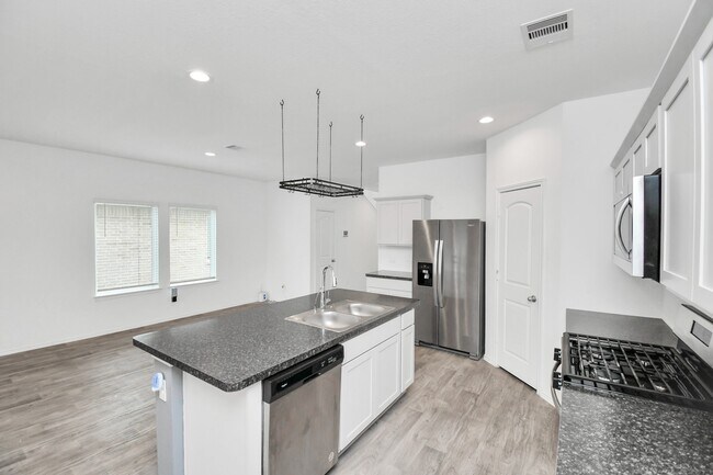 Building Photo - 5443 Pinetree Cres Ln