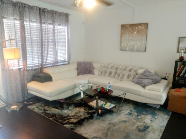 Building Photo - 609 NE 13th Ave