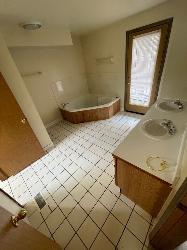 Building Photo - OSU Gateway 3 bedroom 1 1/2 bath 3 level t...