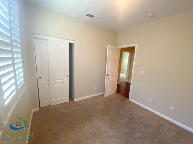 Building Photo - $3795 - 3 Bed/2.5 Bath Tri-level Townhome ...