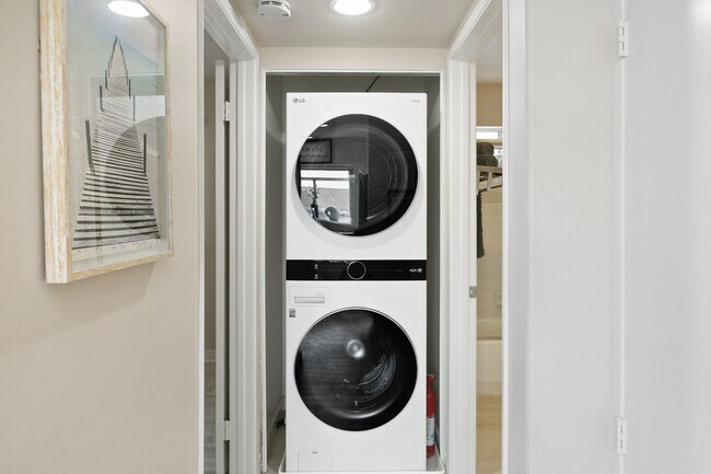 Building Photo - Spacious 3 BD/3 BA Furnished Home Near Mission Beach 9-Month Lease