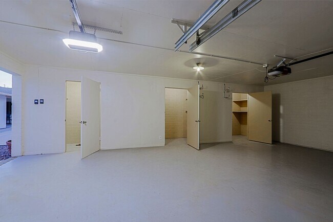 Building Photo - 6203 N 12th Pl