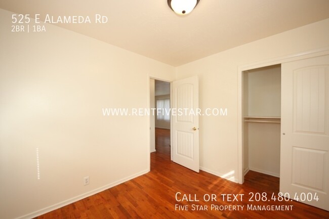 Building Photo - Cozy Upstairs Apartment Available! Visit r...