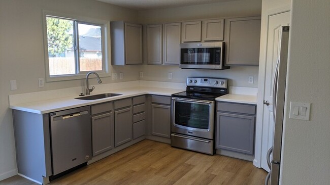 Building Photo - 4 Bed 2 Bath in Boise!