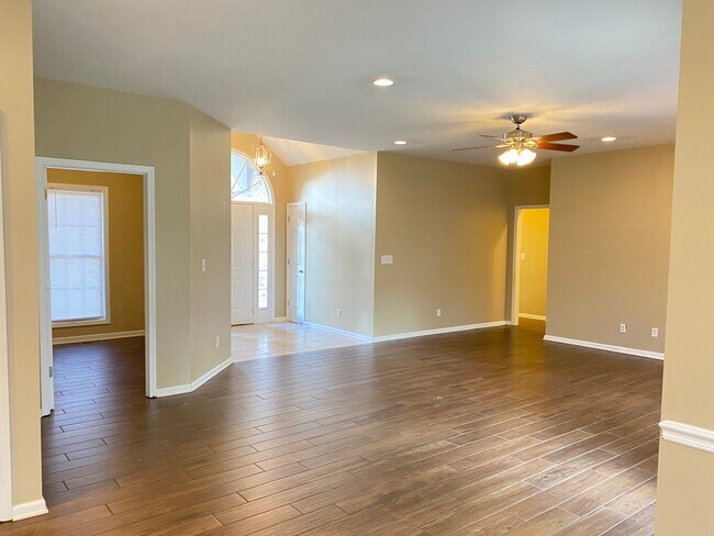 Building Photo - Beautiful Open Floor Plan.  3bed 2bath One...