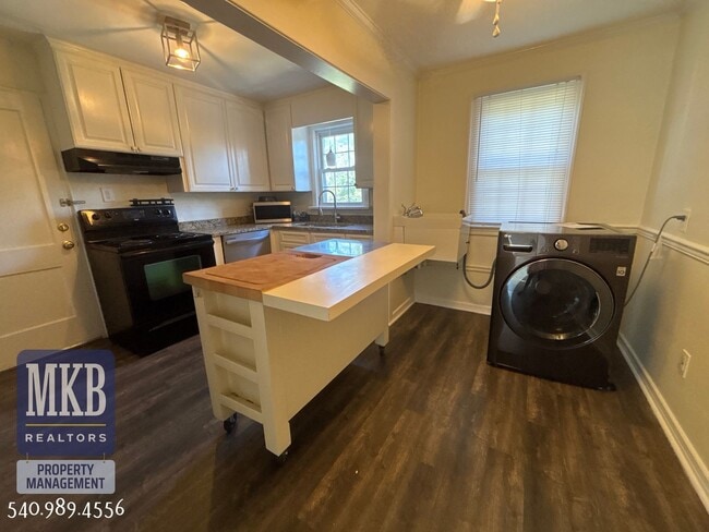 Building Photo - 2 Bedrooms, 1 Bath Condo located in South ...