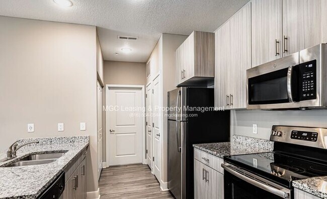Building Photo - 1 Bedroom Luxury Apartment in the Northland of KCMO