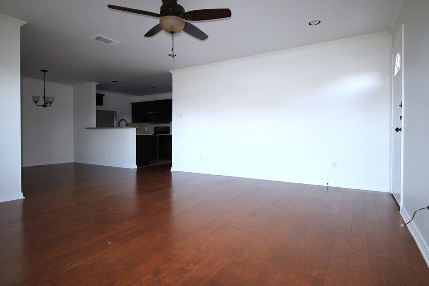 Building Photo - 935 /937 Robineta Ln