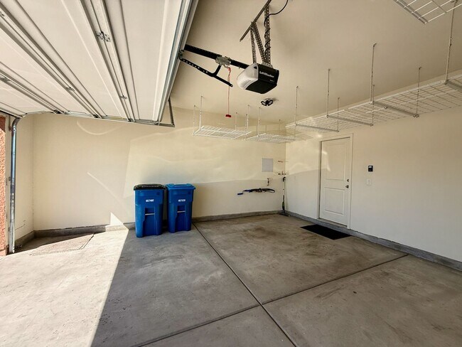 Building Photo - 3 BED 2.5 BATH 2 CAR GARAGE TOWNHOUSE w/ PRIVATE BACKYARD in GATED COMMUNITY.