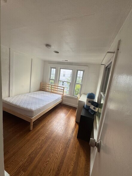 Building Photo - 28 Compton St