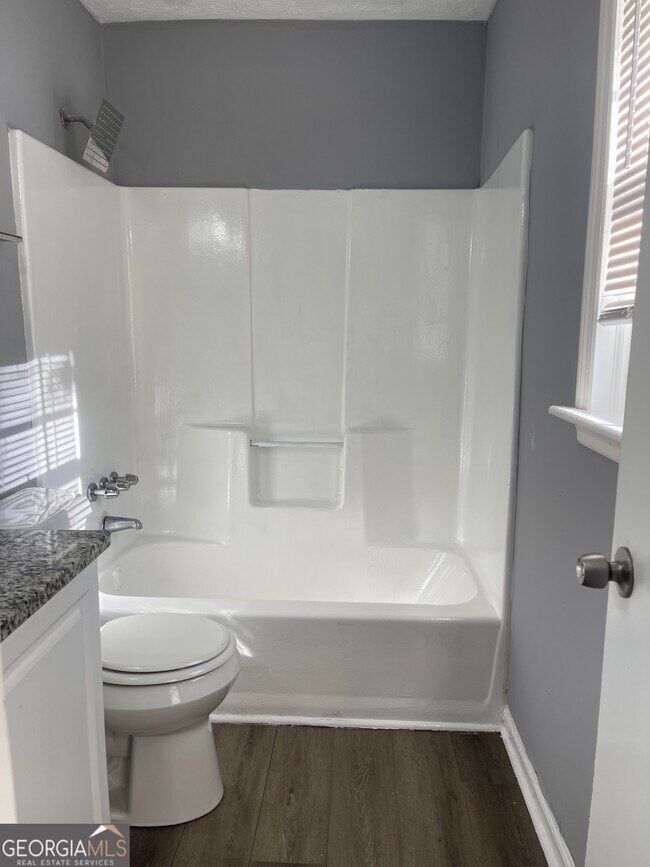 Building Photo - 1233 Woodland Ct SE