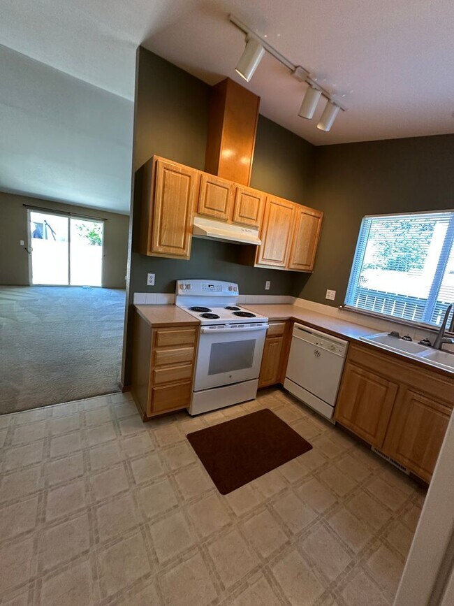 Building Photo - 3 BedRoom , 2 Bathroom , 2 Car Garage , AC