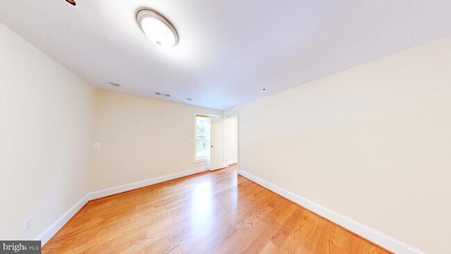 Building Photo - 6403 Earlham Dr