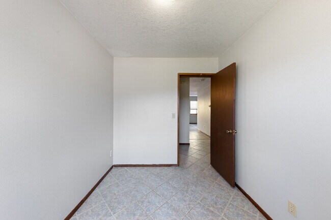 Building Photo - Spacious Townhome 3 Bedrooms plus office!