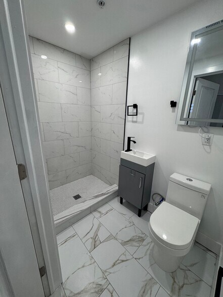 Building Photo - 647 N 16th St