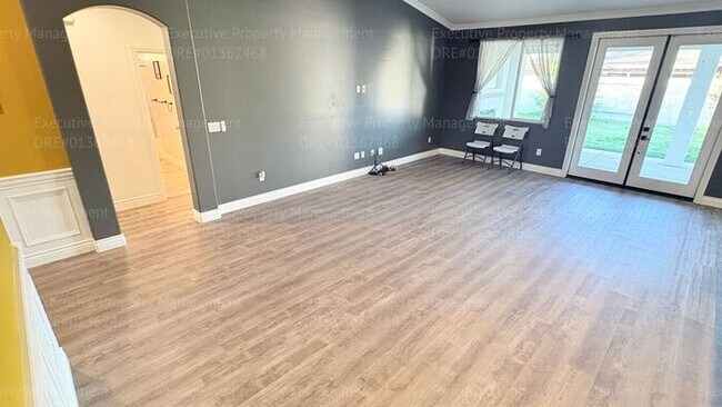 Building Photo - 3 bedroom 2 bathroom home located in a cul- de- sac in a Southwest Bakersfield neighborhood