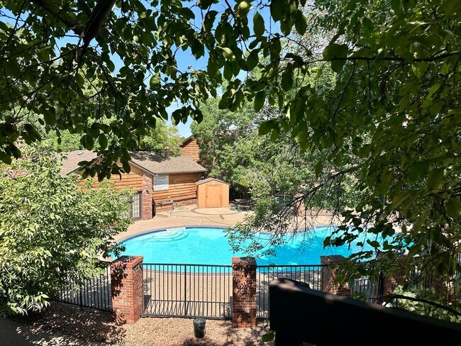 Building Photo - Spacious 2 Bed 2 Bath Condo in Aurora! Across from Community Pool!!