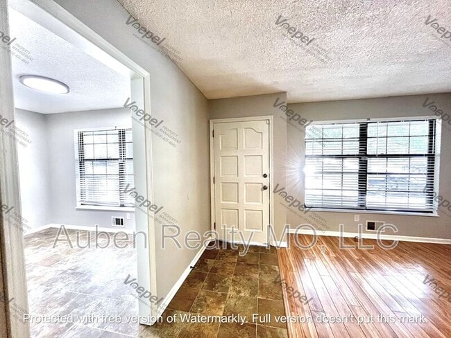 Building Photo - 1711 SW Skyline Dr