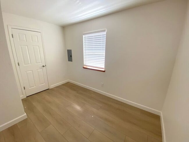 Building Photo - "TinyHouse" Apartment Downstairs - Washer/Dryer, Dishwasher, AC, Parking Space