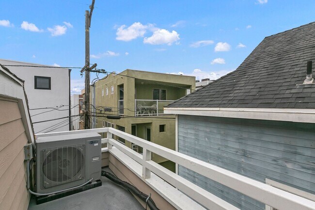 Building Photo - Spacious 3 BD/3 BA Furnished Home Near Mission Beach 9-Month Lease