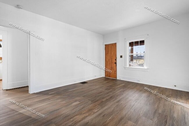 Building Photo - 4-bedroom 2-bathroom home located blocks from University of Portland- Pet Friendly!