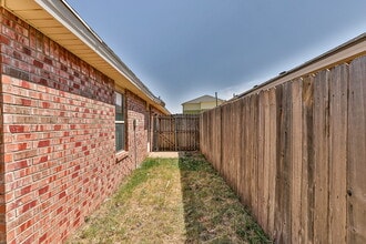 Building Photo - 3 Bedroom Duplex
