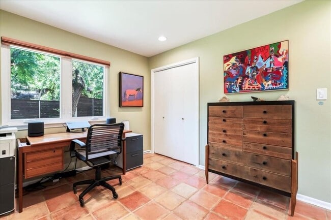 Building Photo - 7001 Danwood Dr