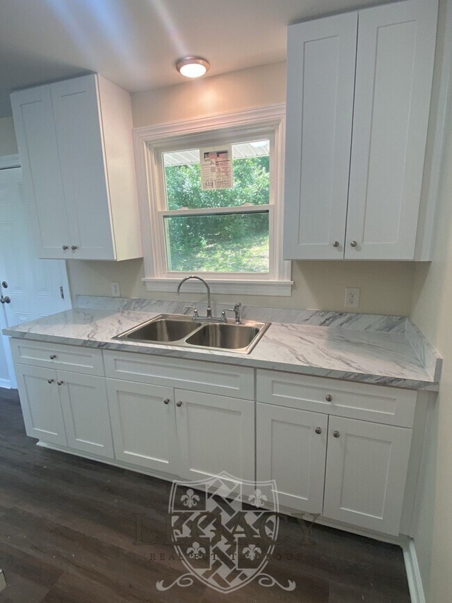 Building Photo - 2316 Woodridge Dr