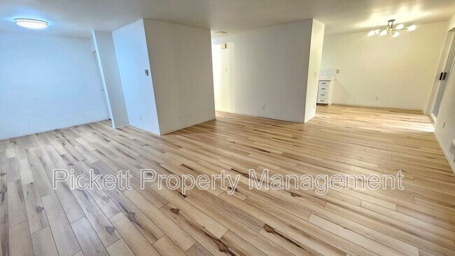 Building Photo - 6449 Lewis NE Dr