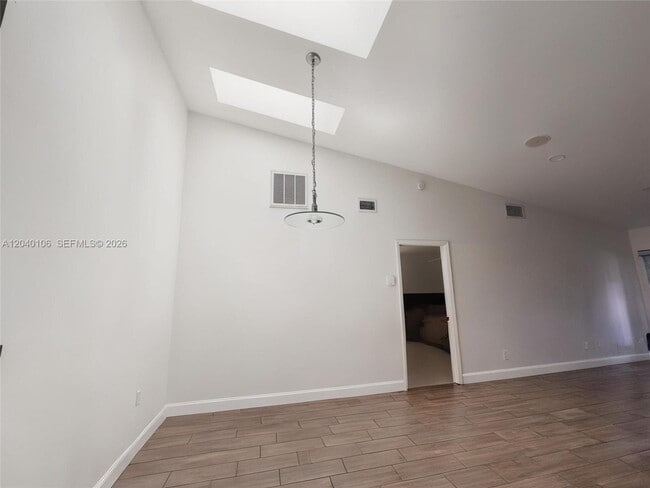 Building Photo - 2566 N Nob Hill Rd