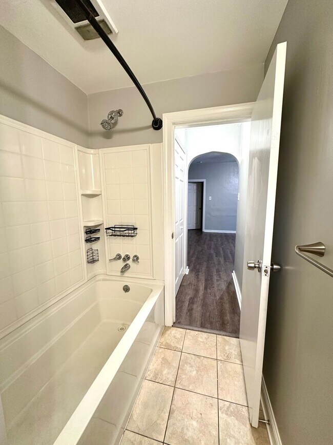Building Photo - Charming 2 Bed, 1.5 Bath w/ Bonus Space in...