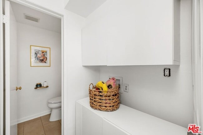 Building Photo - 4040 Grand View Blvd