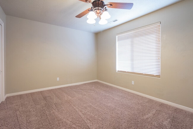 Building Photo - Beautiful St. George Home - Community Pool...