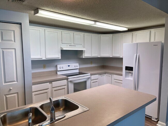 Building Photo - First floor 2BR/2BA Conquistador Condo