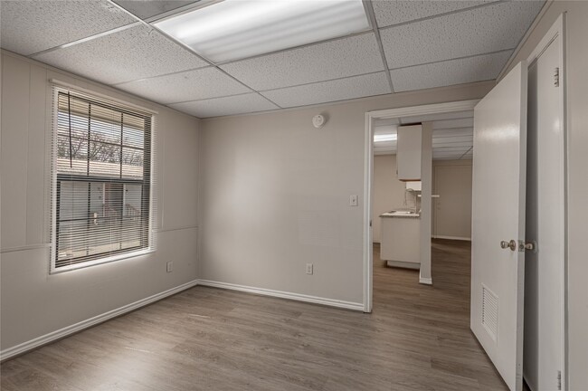 Building Photo - 626 University Ave