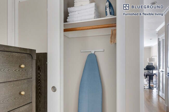 Building Photo - 515 W 47th St