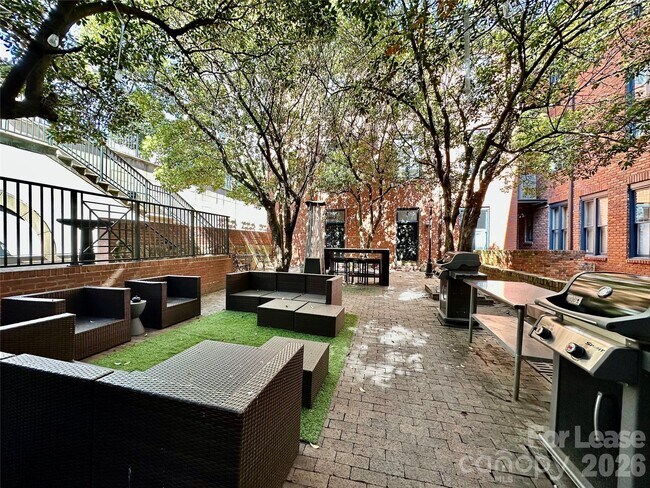 Building Photo - 229 N Poplar St