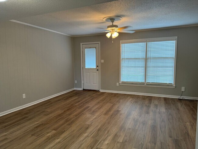 Building Photo - Beautiful 2 Bedroom 1.5 Bath townhome Clos...