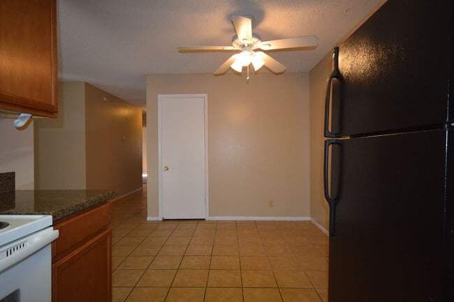 Building Photo - Cozy single story condo close to the commu...