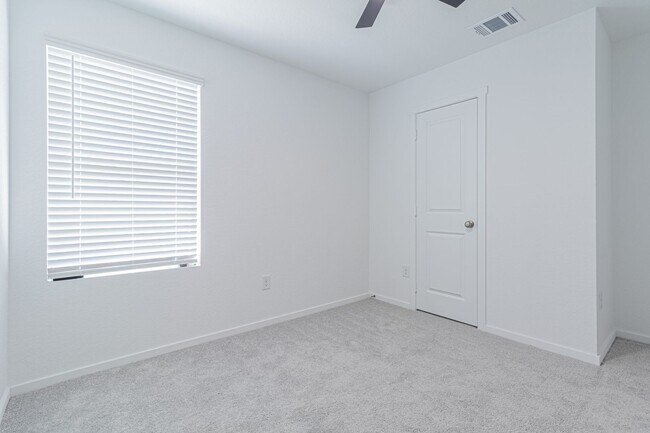 Building Photo - MOVE IN READY 4 BD | 2 BA | 2 CAR GARAGE B...