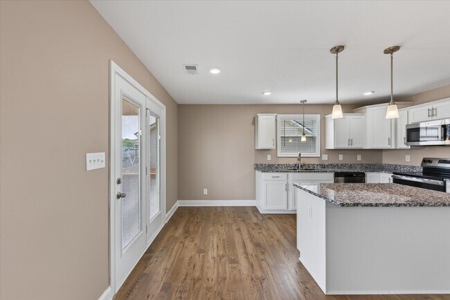 Building Photo - Pet Friendly Three Bedroom!