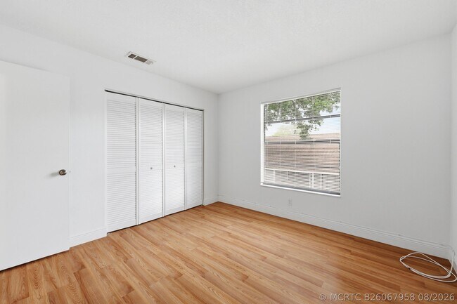 Building Photo - 301 Lakewood Dr