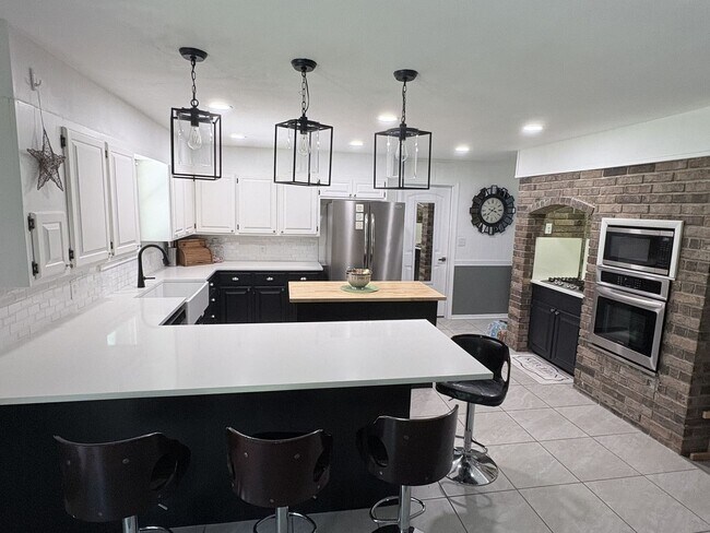 Building Photo - Remarkable 4 bed 2.5 bath w/ basement in Siloam Springs