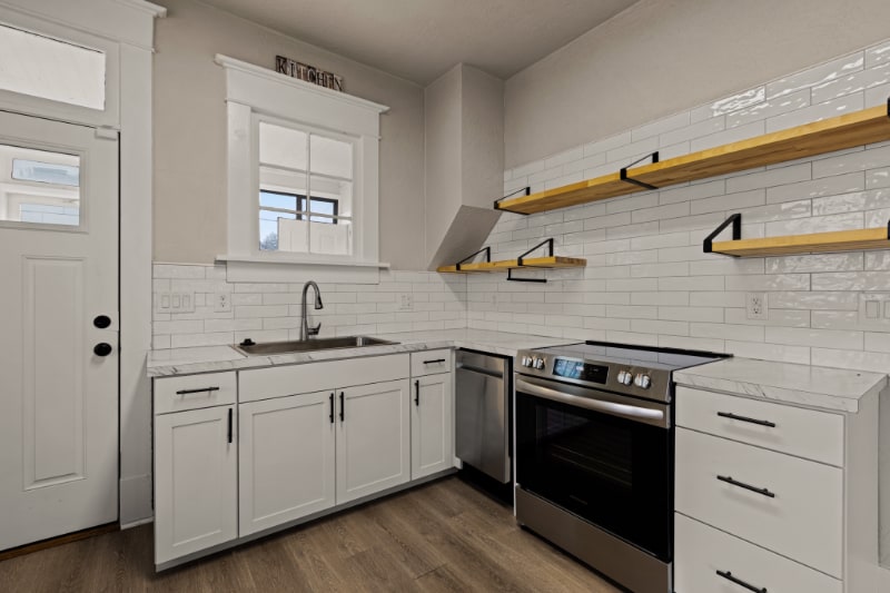 Building Photo - 204 18th Ave S