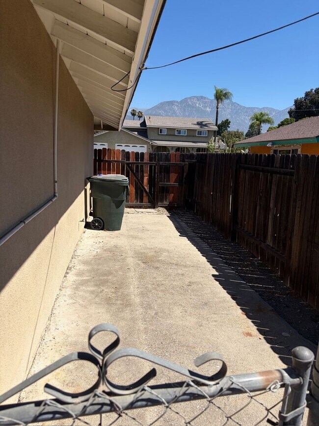 Building Photo - Spacious Single Family Home with Yard